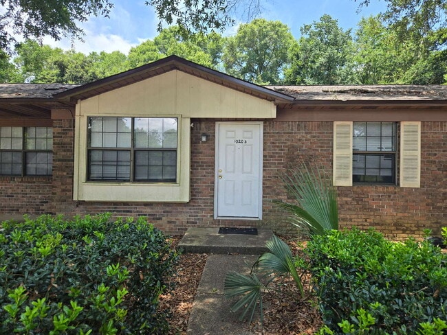 Building Photo - Fantastic Location! Unit B