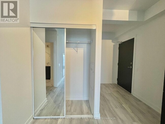 Photo - 8 Olympic Gdn Dr Unité S1610