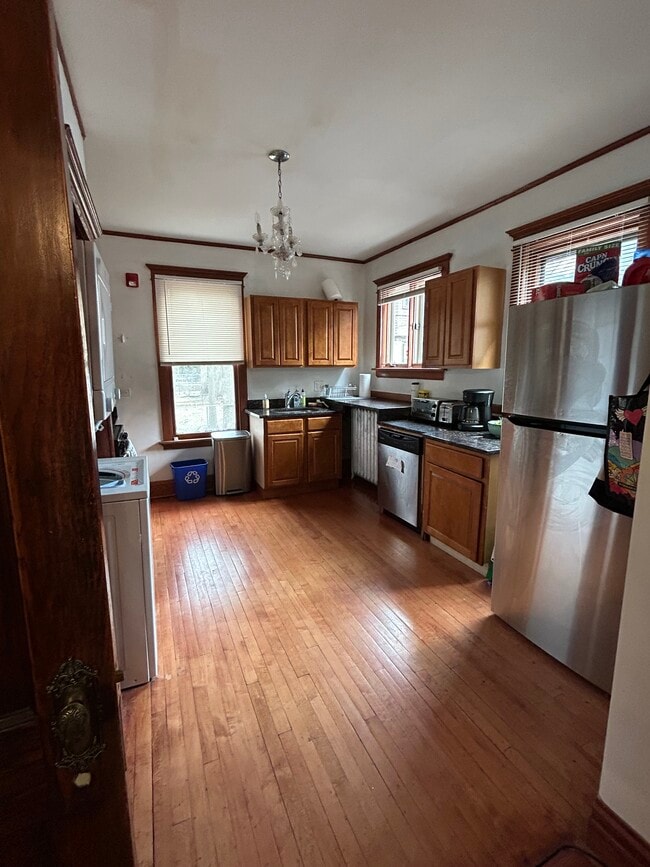 Building Photo - 711 Emerson St Unit 2