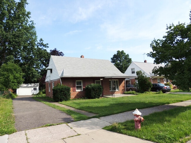 4 Bedroom Bungalow for Rent! Euclid, Ohio - 4 Bedroom Bungalow for Rent! Euclid, Ohio House