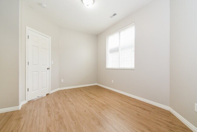 Photo - 1040 York Dr