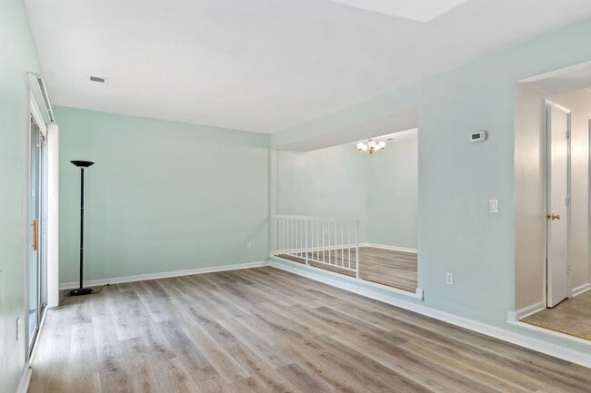 Photo - 3 Bed/2 1/2 Bath Pool Pet Friendly Bus line Parking