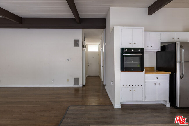 Building Photo - 11133 Rose Ave Unit 10-10 Rental