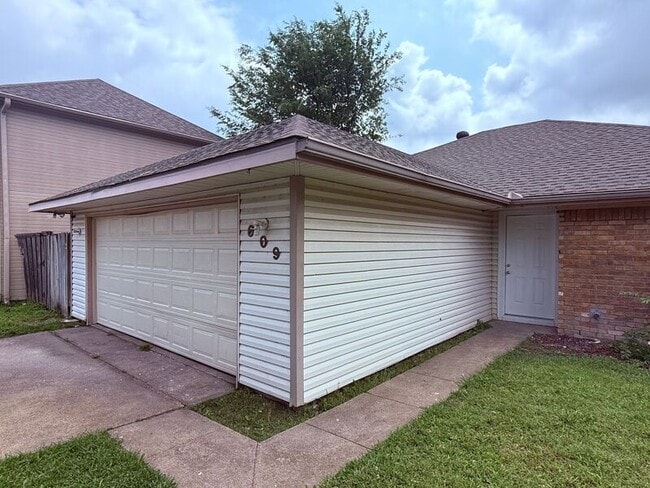 Building Photo - 609 Trout St