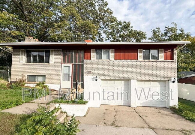 Building Photo - 698 Doren Dr