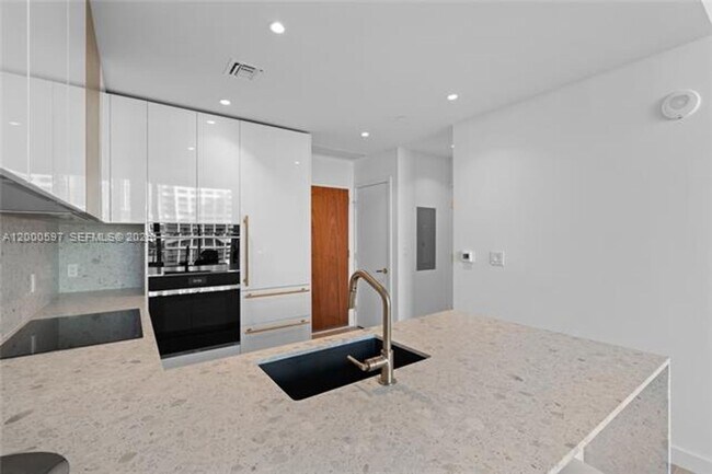 Photo - 2678 Tigertail Ave Unidad 2678 Tigertail Ave # 615