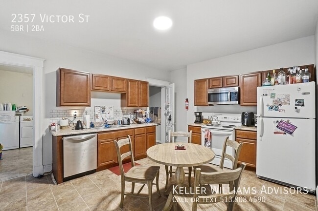Photo - 2357 Victor St