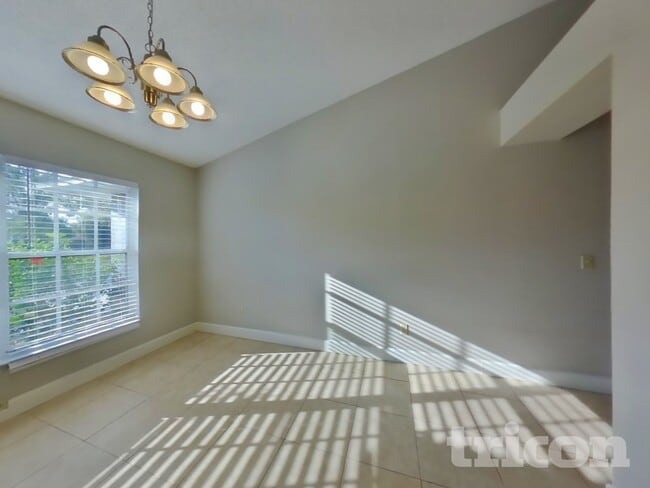 Photo - 19203 Sunlake Blvd