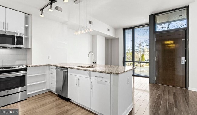 Building Photo - 8300 Wisconsin Ave Unit 1B-1-841