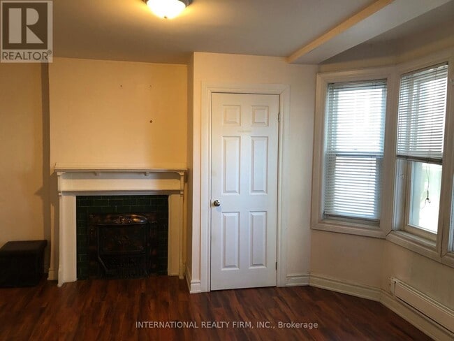 Photo - 197 Dundas St E