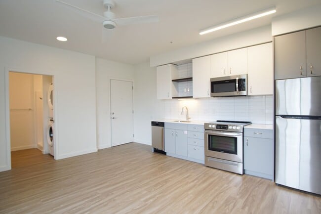 Building Photo - Top Floor 1-Bed w/Condo-Grade Finishes Ready Mid-February! Unit 305