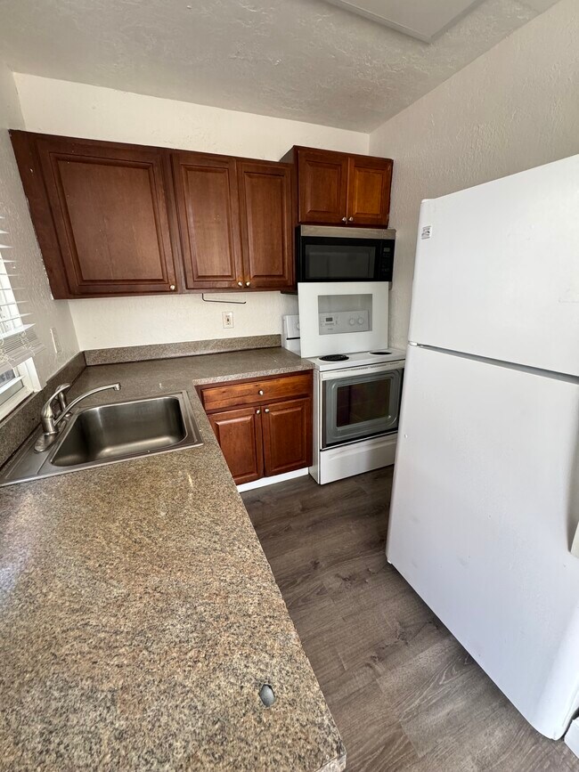 Photo - 401 N H St