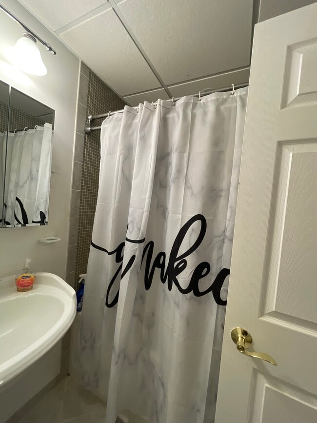 Además, esta es la ducha. Es un baño completo. (Baño 2/2) - 18 Old Neck Ct Unidad 18 old neck court