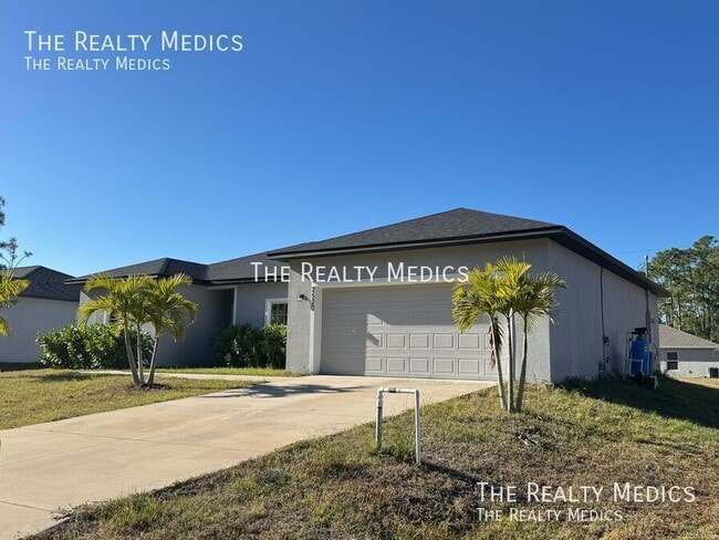 Building Photo - 2570 SE Rayburn Ave