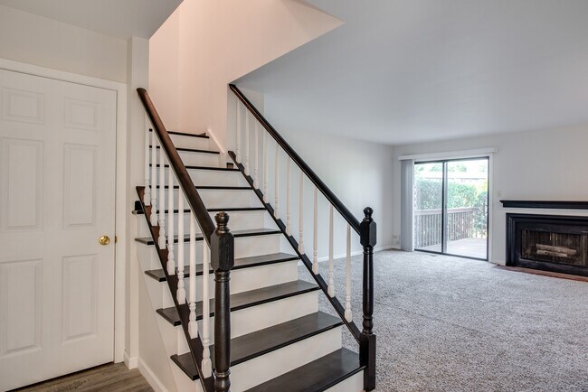 889 Heatherbrook Ct