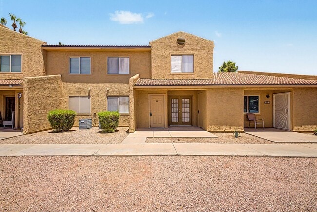 Building Photo - Charming 2 bed 1.5 bath Phoenix townhouse