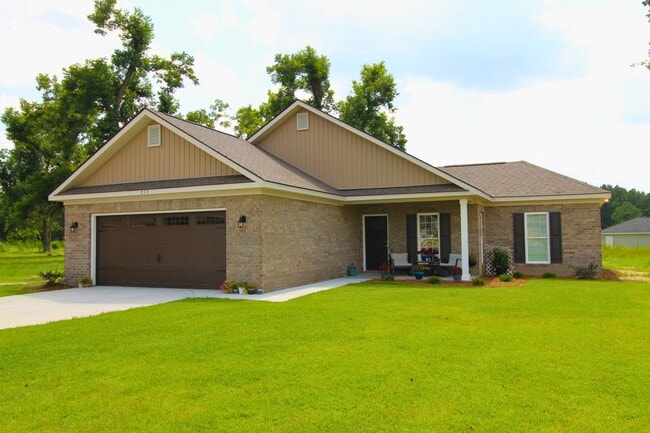 Photo - 215 Silverthorn Dr House