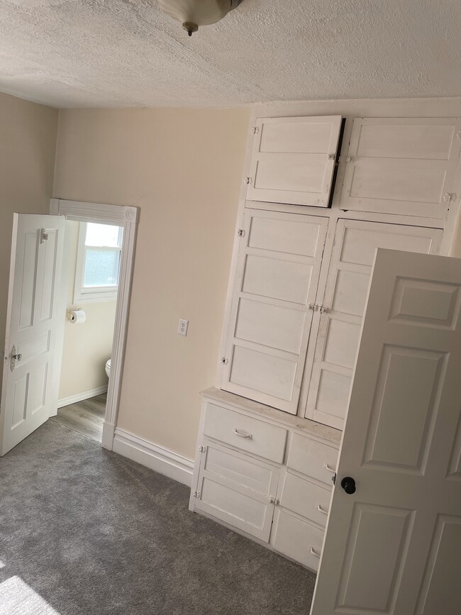1118 Kinneys Ln Unit A