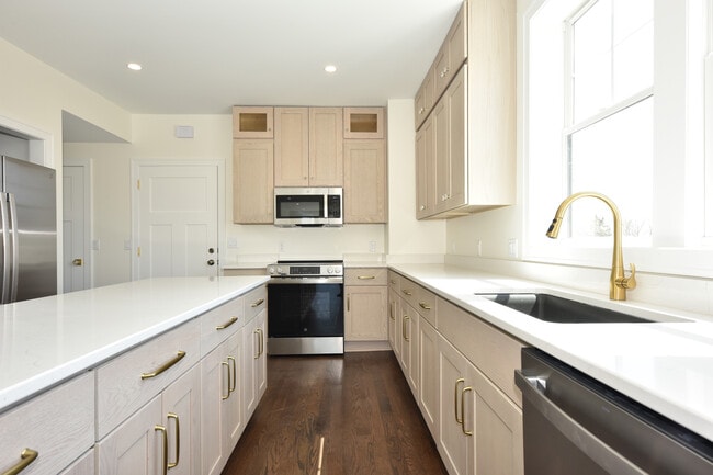 Kitchen Range and Sink - 104 E Prospect St Unit Front Apt