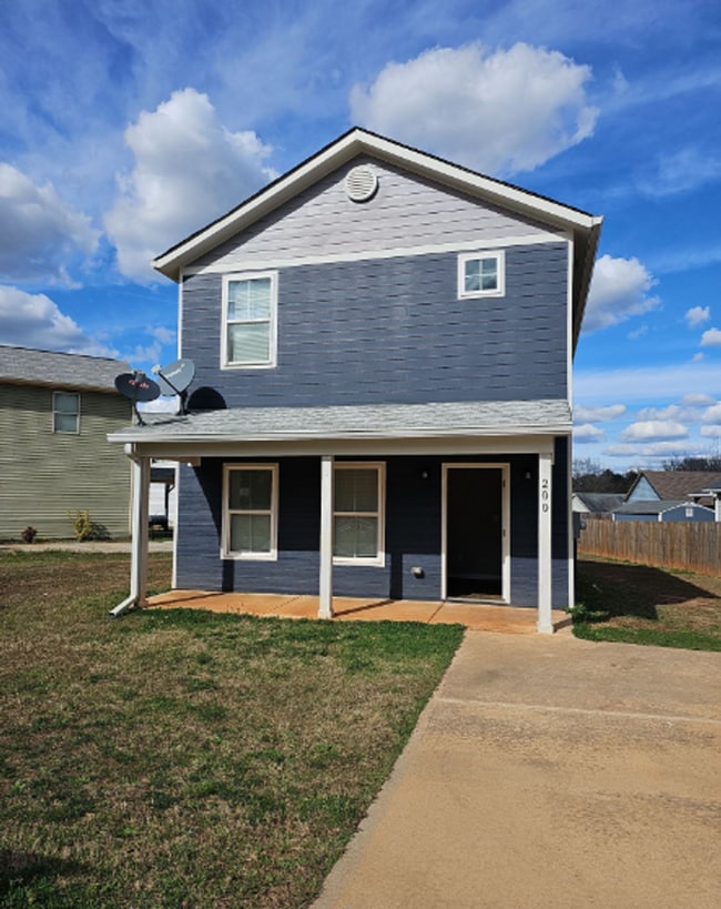 Building Photo - Nicely renovated 3 bedroom, 2.5 bath ranch in Zebulon!