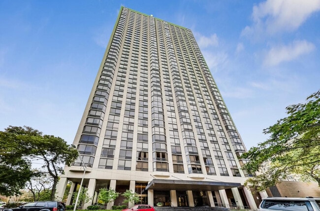 Building Photo - 2650 N Lakeview Ave Unit 503