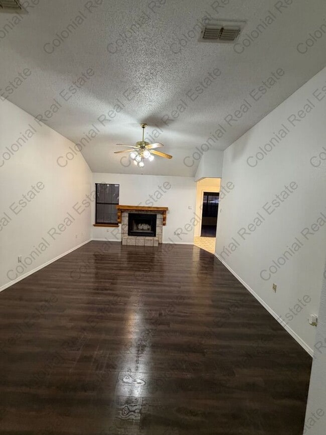 Building Photo - Spacious 4 bedroom 2 bath home.