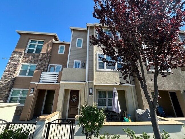 Building Photo - Brighton Oaks Beauty Just Steps from Downt... Rental