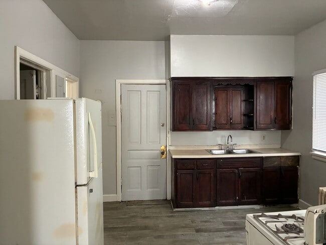 Building Photo - 1130 W Washington St Unit lower front