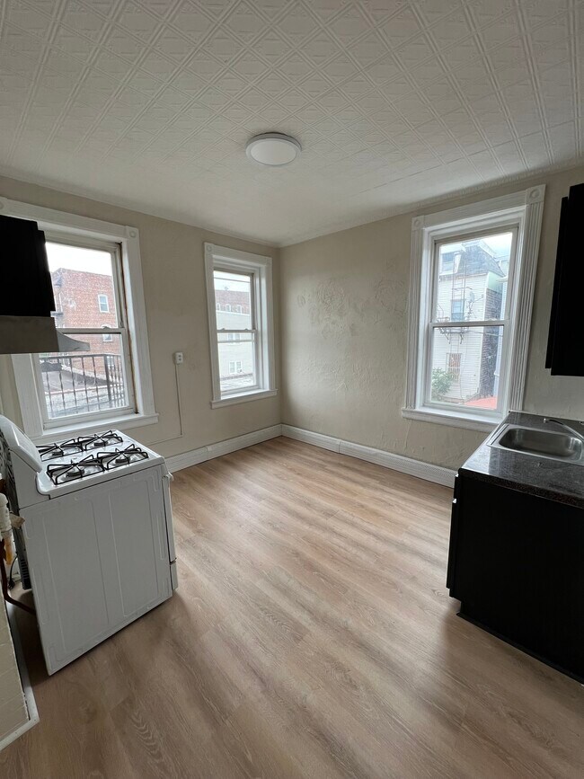 Photo - 76 Hague St Unit 2R