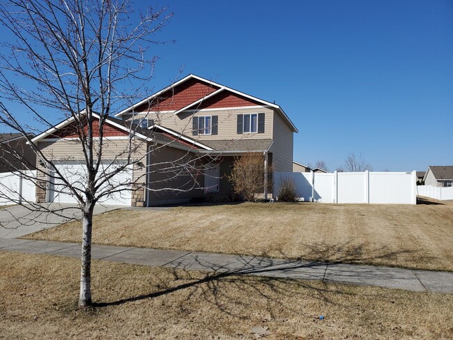 Building Photo - Beautiful 4 bedroom 3 bath home in the Landings!