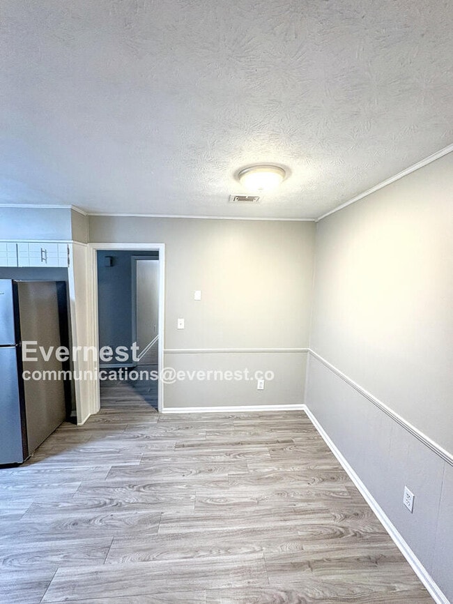 Photo - 549 Greenview Ave SE