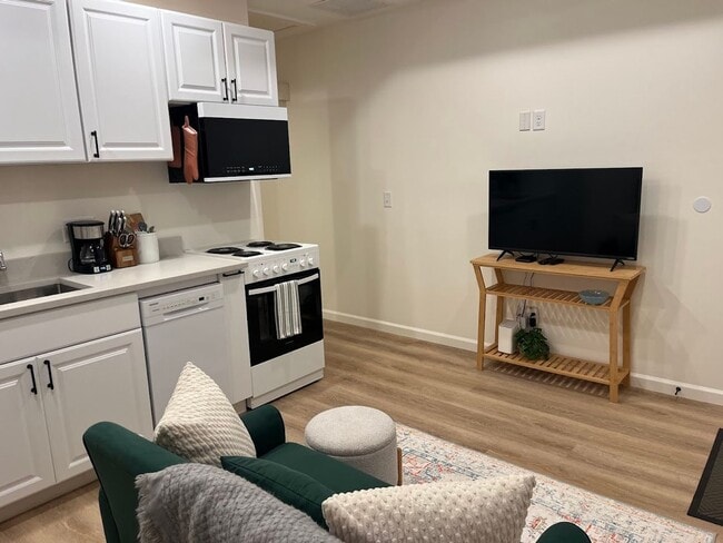 Photo - Furnished Rental in the Heart of Savannah~Available April 25th to May 23rd~