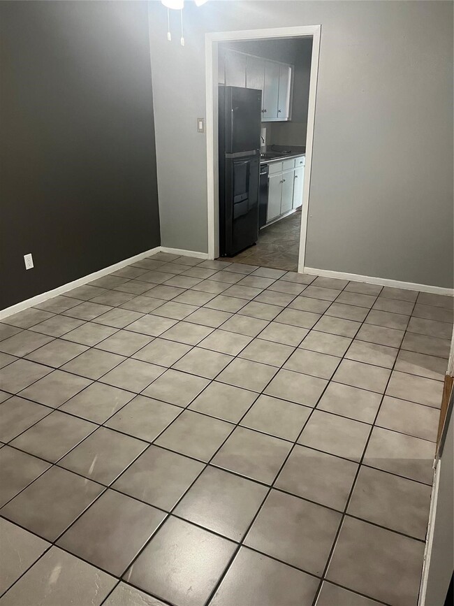 Building Photo - 8221 Kingsbrook Rd Unit 107