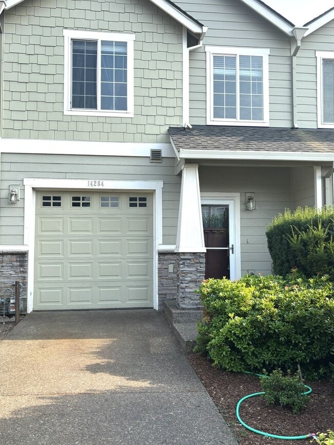 Building Photo - Great Location! Well maintained Townhome , one car garage, fenced backyard!