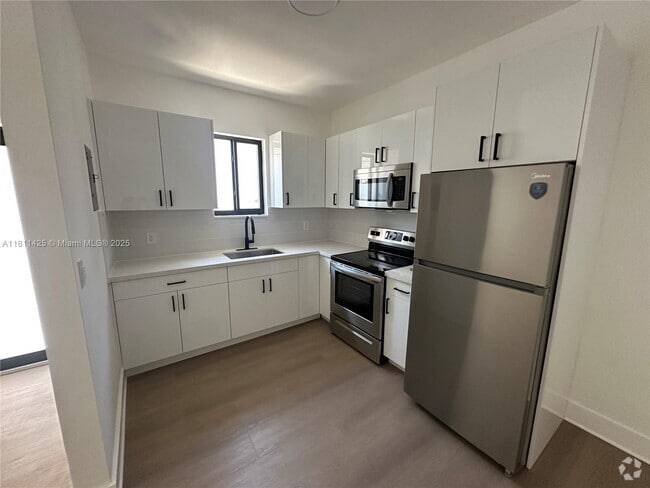 Building Photo - 411 SW 18th Rd Unit Rear Rental