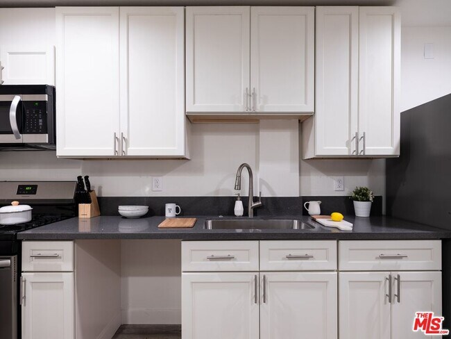 Photo - 1147 W 37th St Unidad 1