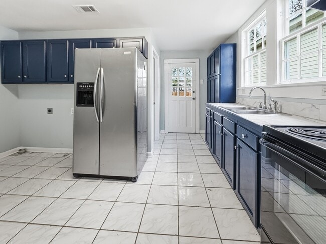 Photo - 1656 Pleasure St