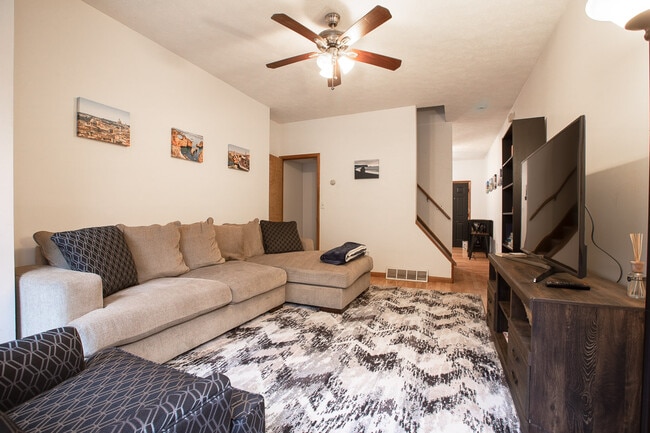 Photo - 413 E Carson St