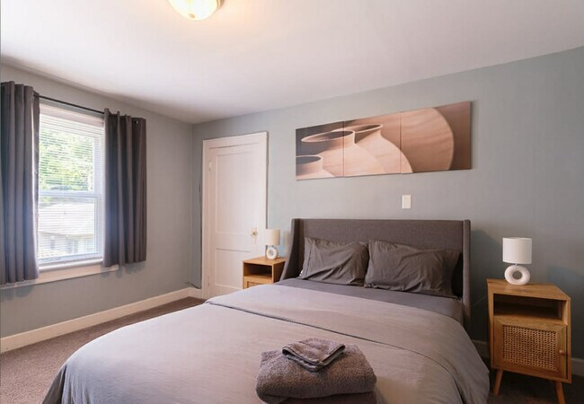 Photo - 911 E 49th St