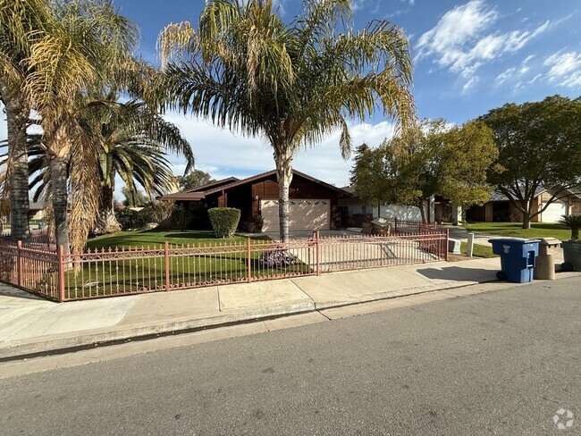 Building Photo - Charming Home