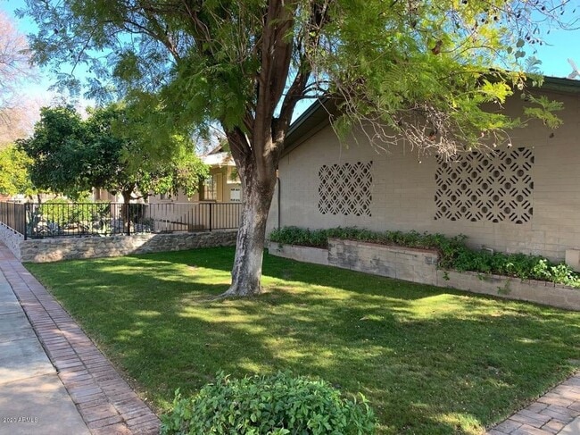 Photo - 7153 N 57th Dr Unidad 1