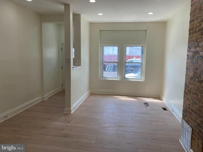 Photo - 823 Hutton St