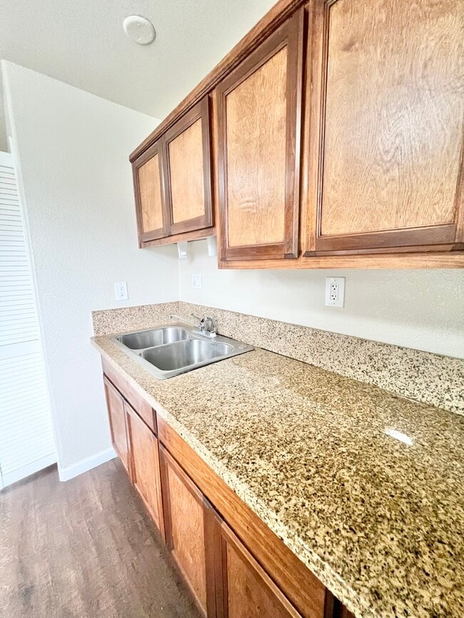 2/1 Duplex in Sacramento! 2822 Del Paso Blvd. Townhome For Rent in
