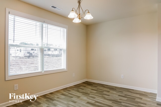 Photo - 84 Winter Red Wy