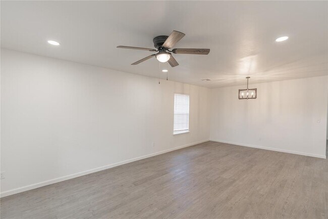 Photo - 566 Parkhill Cir