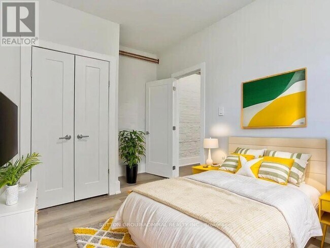 Photo - 915 St Clair Ave W Unit 2