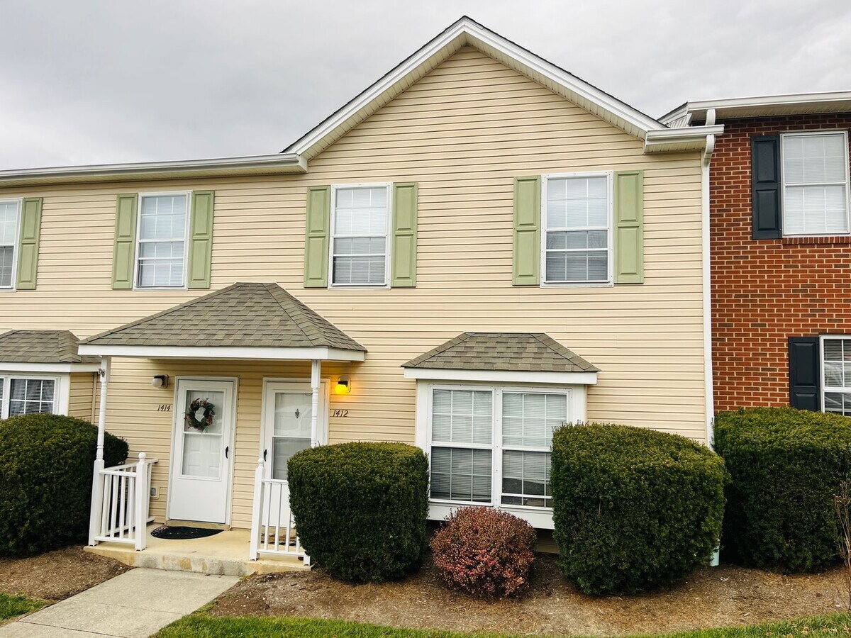 4 Bedroom, 2.5 Bath Townhouse - 4 Bedroom, 2.5 Bath Townhouse