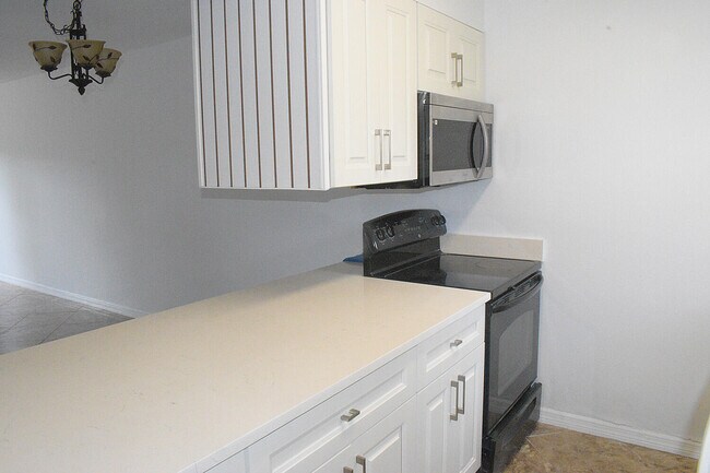 Photo - 905 Riverside Dr