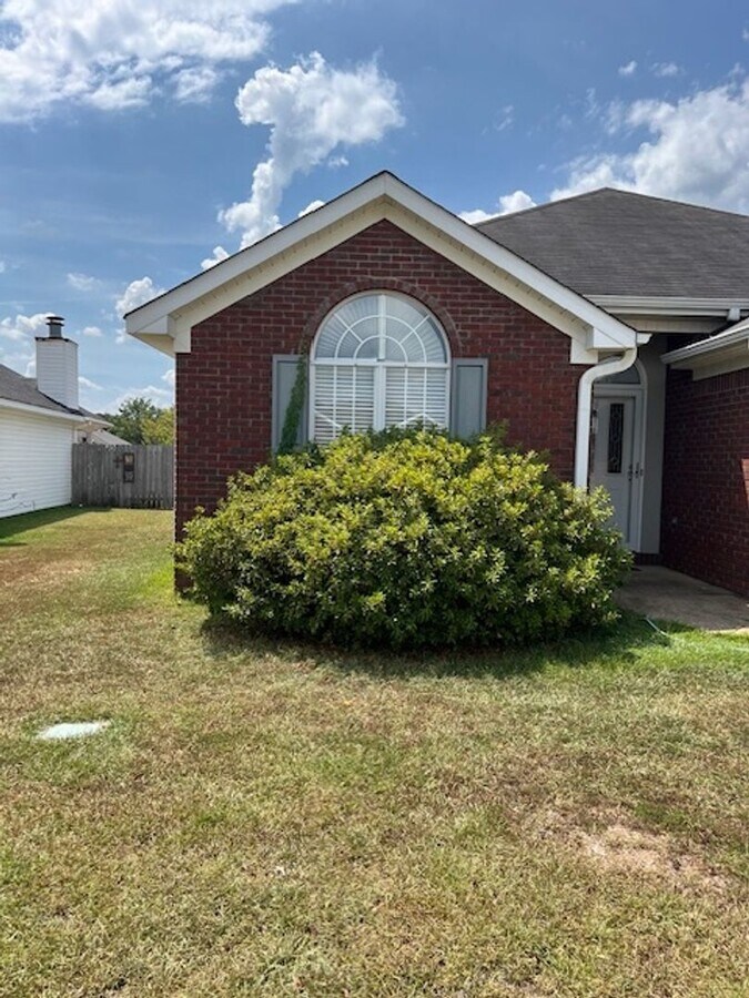 Photo - Cute 3 Bedroom 2 Bathroom Available Now!