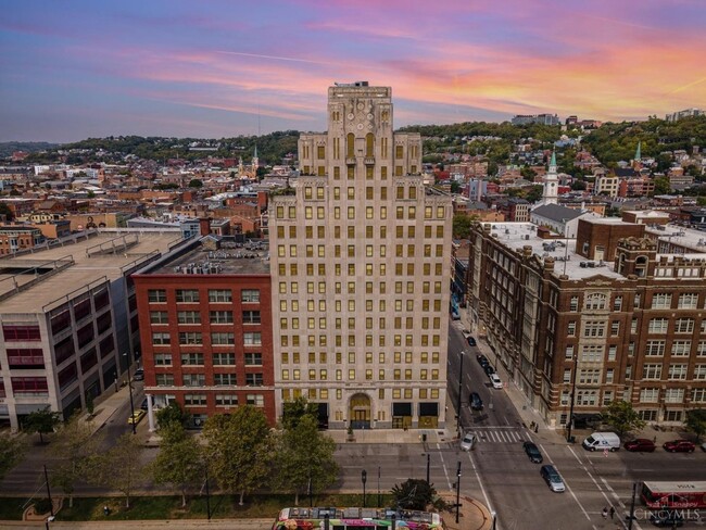 A Home with a View in Downtown Cincinnati - A Home with a View in Downtown Cincinnati Unit 1203